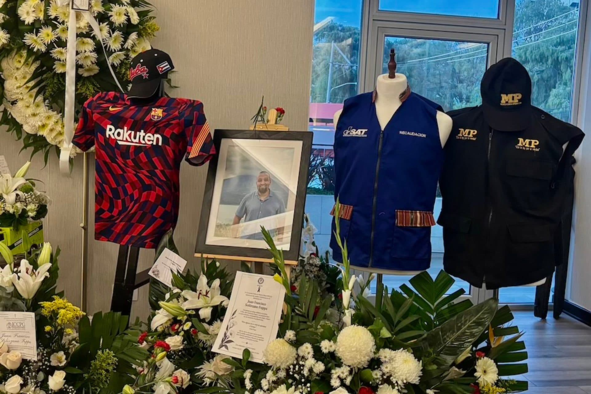 En la sala de velación, entre coronas de flores, un retrato enmarcado de Solórzano Foppa junto a una camiseta del FC Barcelona, un chaleco de la SAT y una chaqueta y una gorra del MP.